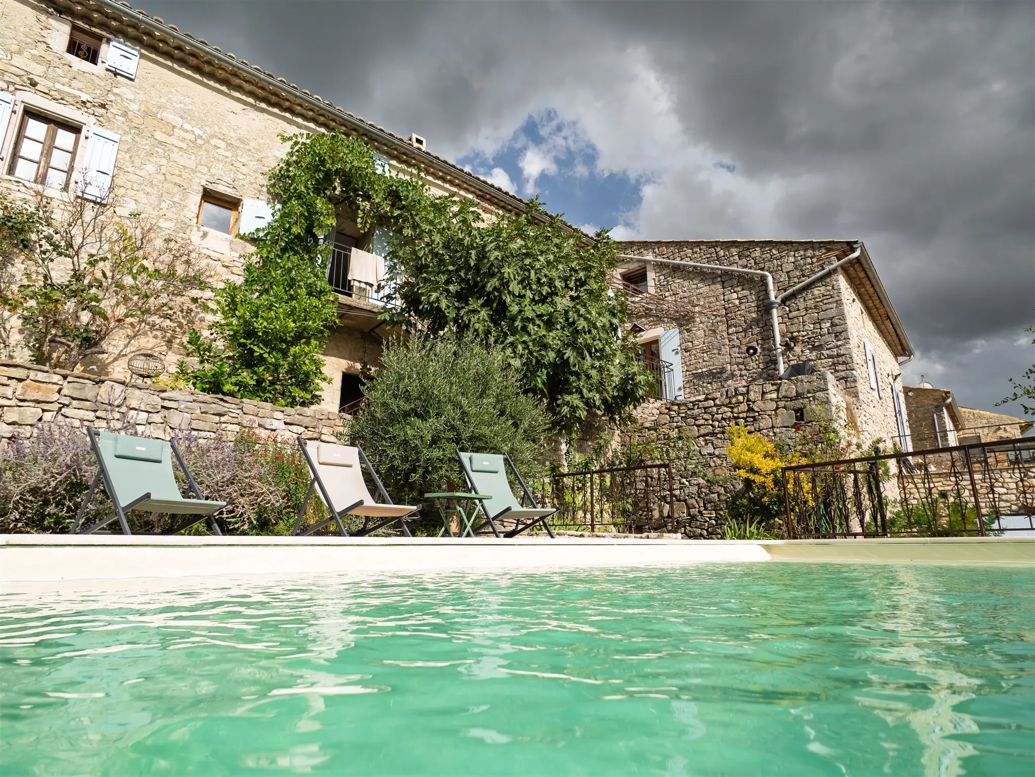 Vue extérieure d'un mas en Ardèche